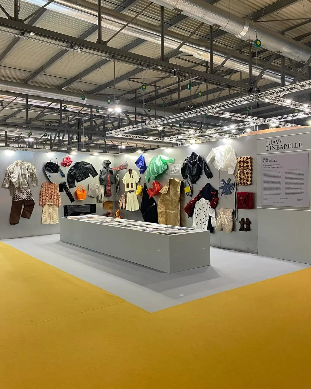 Foto prodotti esposti su muro fiera Linea Pelle